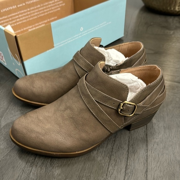 LifeStride Women's Adley Ankle Bootie (WIDE) - Picture 6 of 7